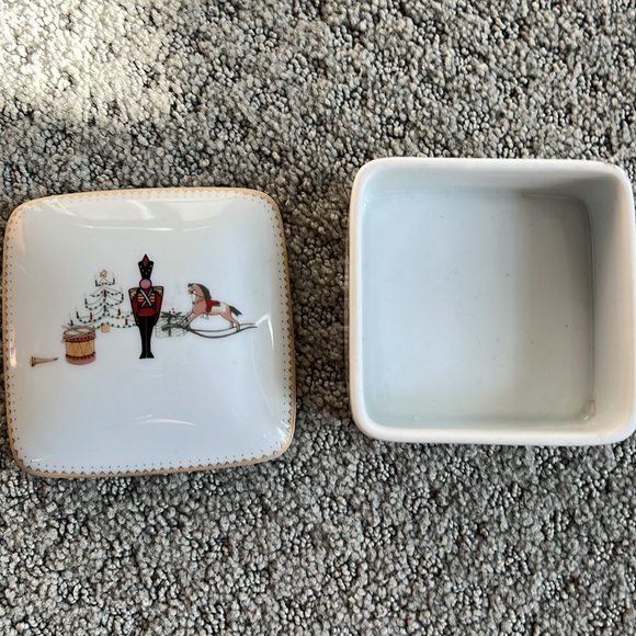 Bernardaud Limoges France authentic Grenadiers Happy Holiday pattern-RARE. - Picture 3 of 4